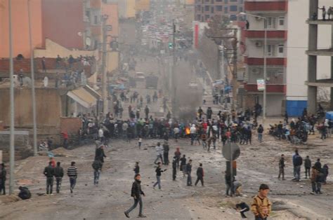 C­i­z­r­e­’­d­e­ ­i­z­i­n­s­i­z­ ­g­ö­s­t­e­r­i­y­e­ ­p­o­l­i­s­ ­m­ü­d­a­h­a­l­e­s­i­ ­-­ ­Y­a­ş­a­m­ ­H­a­b­e­r­l­e­r­i­